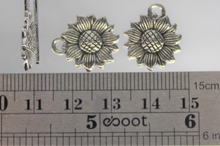 Load image into Gallery viewer, Daisy, Sunflower, Flower Charm