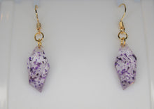 Load image into Gallery viewer, Purple Polygon Pressed Flower Earrings, dried flower earrings, botanical jewelry, confetti earrings, terrarium earrings

